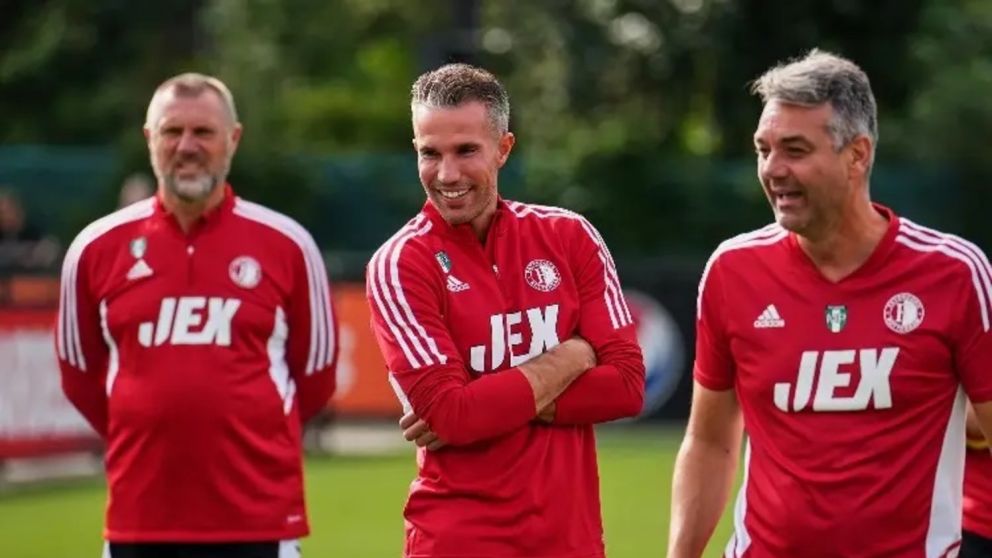 Van Persie determinó salir de Países Bajos para que la nueva estrella del equipo se pueda entrenar.