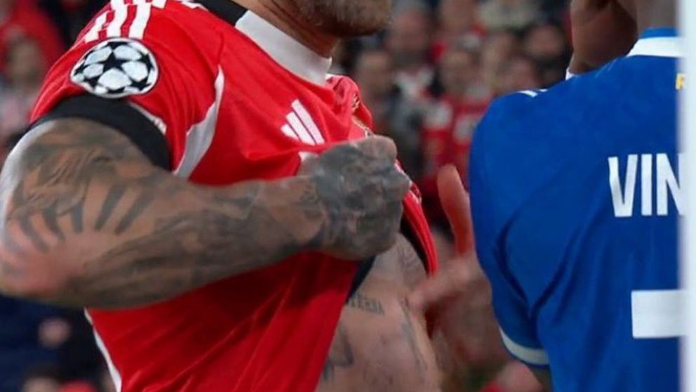 Nicolás Otamendi se cruzó con Vinicius Jr a la salida de un córner y le mostró el tatuaje con la Copa del Mundo obtenida con la Selección Argentina.