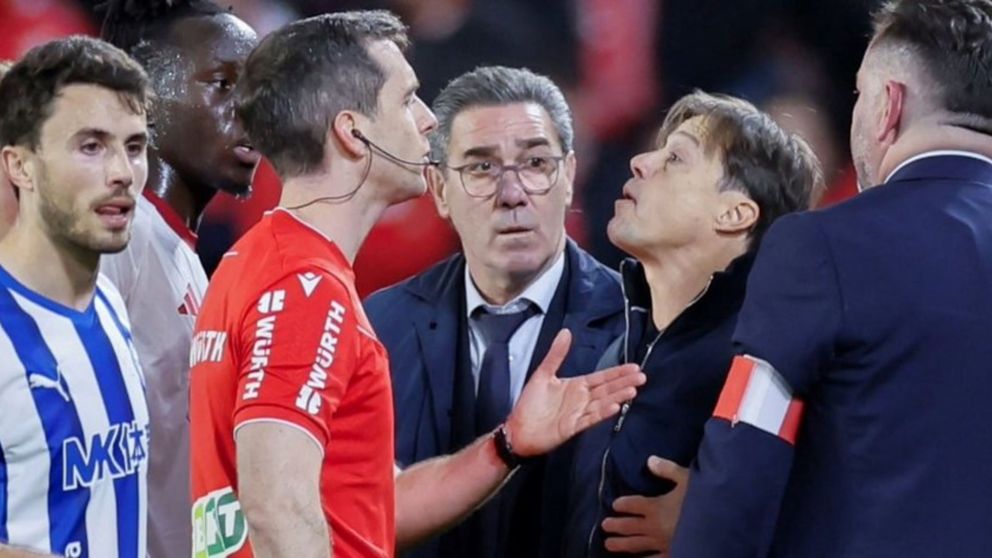 Matías Almeyda estalló contra el árbitro en el partido que Sevilla empató ante Alavés y terminó siendo expulsado.