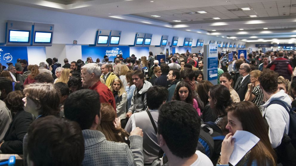 Aerolíneas Argentinas canceló 255 vuelos este jueves por el paro de la CGT y hay 31.000 pasajeros afectados