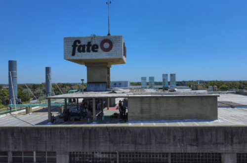 La Justicia ordenó el desalojo de los trabajadores de FATE: los empleados siguen en la fábrica - Crónica - Firme junto al pueblo
