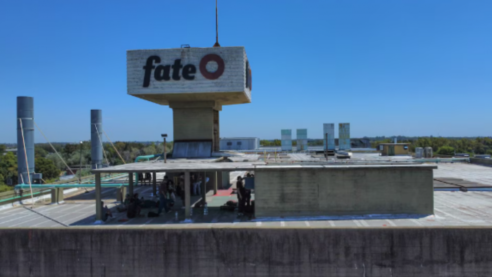La Justicia ordenó el desalojo de los trabajadores de FATE: los empleados siguen en la fábrica
