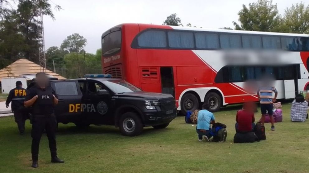 Hallaron catorce kilos de cocaína escondidos en las baterías de micro de larga distancia