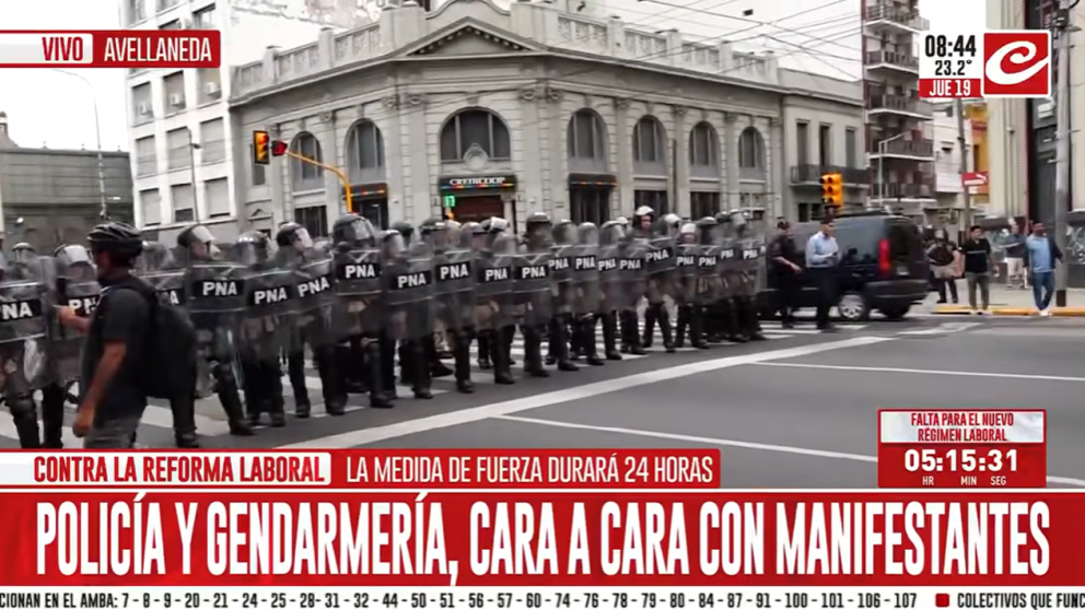 Tensión en Puente Pueyrredón: organizaciones sociales marcharon y la Policía impidió el corte.