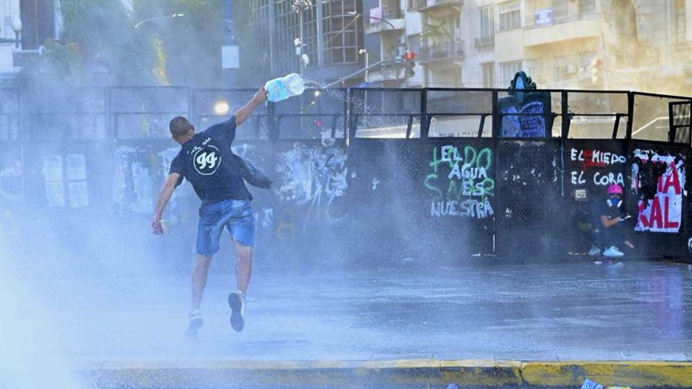 La Policía dispersó a manifestantes con hidrantes y gases durante la protesta por la reforma laboral. (Foto: NA)