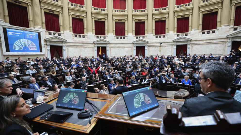Diputados aprobó la reforma laboral y vuelve al Senado.