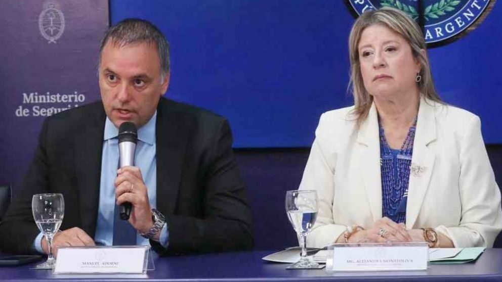 Explosión en la Escuela de Gendarmería: están reunidos Manuel Adorni y Alejandra Monteoliva.