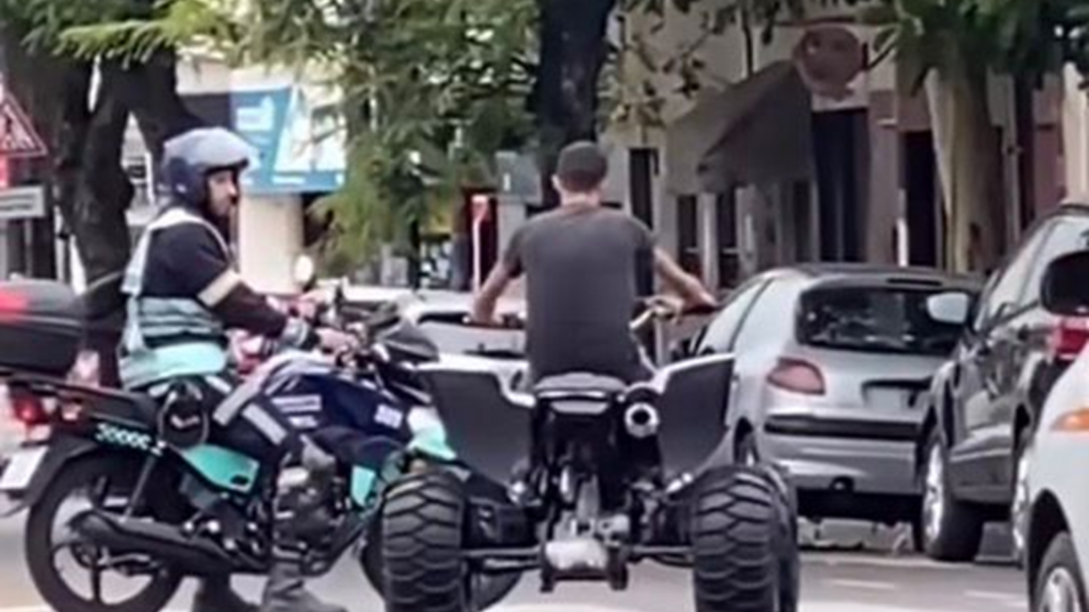 El conductor del cuatriciclo enfrentando a la policía.
