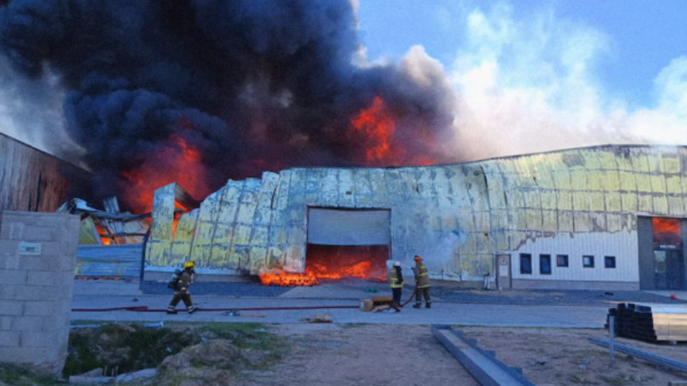 Incendio en Benavídez: un galpón de logística se prendió fuego y trabajan los bomberos en el lugar