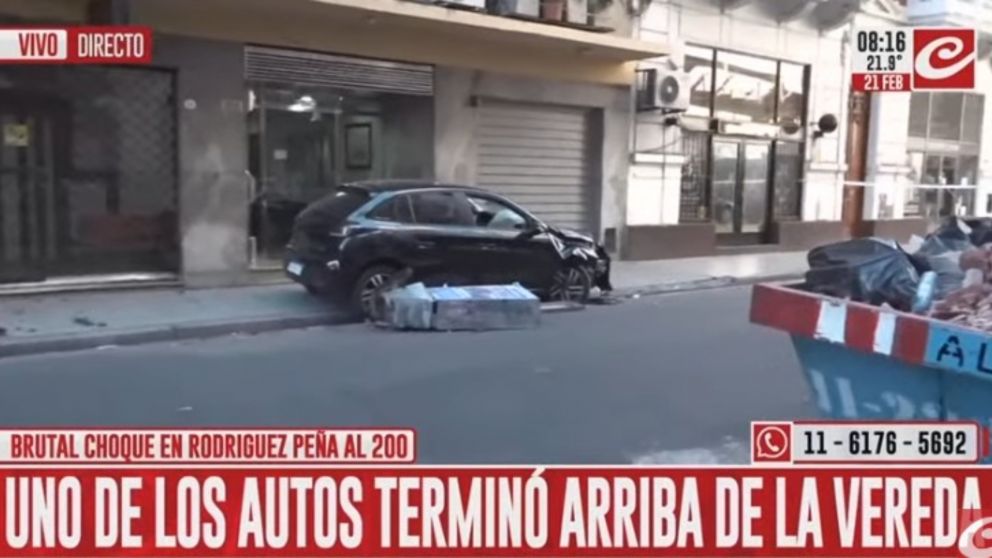 El violento choque ocurrió en la calle Rodriguez Peña al 200 (Captura de TV).
