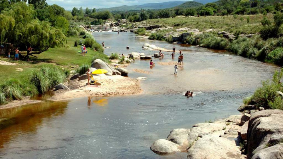 Postales de tranquilidad absoluta: agua pura, orillas claras y sierras que enmarcan un paisaje perfecto para descansar.