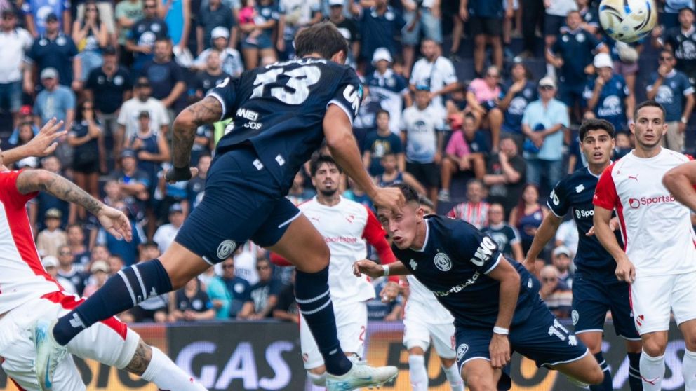Osella conecta el cabezazo para abrir el marcador en Mendoza.
