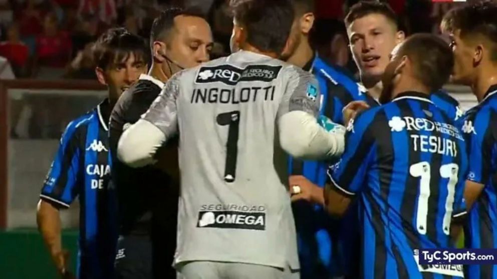 Los jugadores de Atlético Tucumán explotaron contra Fernando Espinoza por el polémico arbitraje en la derrota ante Instituto.