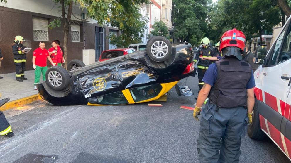 Así quedó el taxi en el choque en Almagro este domingo (foto X: @bagliettoc).