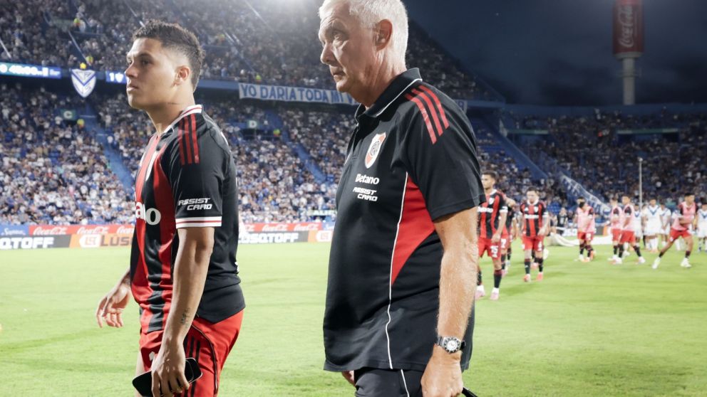 Juan Fernando, uno de los mejores de un pobre River, duró pocos minutos en cancha ante Vélez.