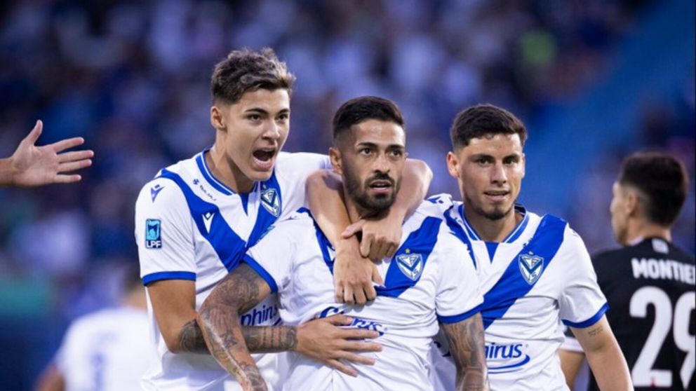 Vélez superó a River con gol de Lanzini y se afianza en lo más alto de la zona A.