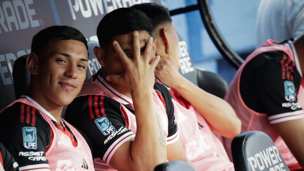 El Mencho Salas bromea en la previa del partido de River con Vélez. Se tapa la cara, la muesca ideal para su presente en el Millonario.