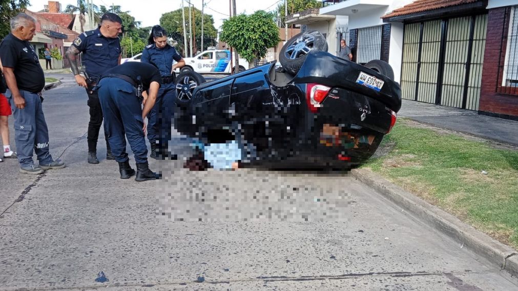 Vuelco en Quilmes Oeste: una mujer herida con fuertes traumatismos