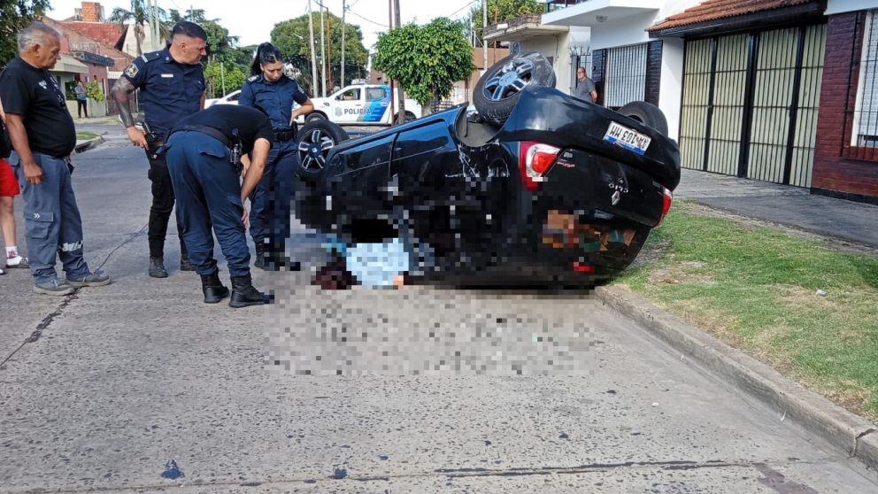 Vuelco en Quilmes Oeste: una mujer herida con fuertes traumatismos