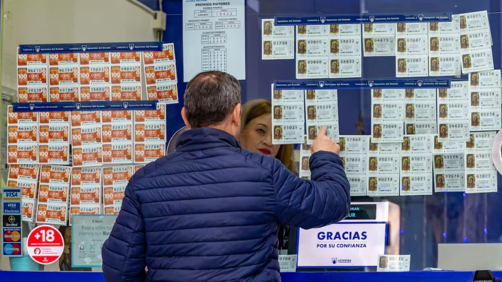 Pidió un boleto de un juego de lotería, le dieron el de otro sorteo y el error le dio una fortuna.