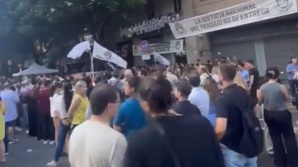 Judiciales tomaron el edificio de los Tribunales del Trabajo y realizan un paro de 48 horas.