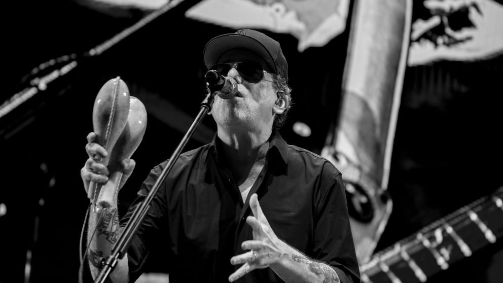 Andr�s Calamaro arrasa en Buenos Aires: agota el Movistar Arena y suma nueva fecha el 27 de mayo