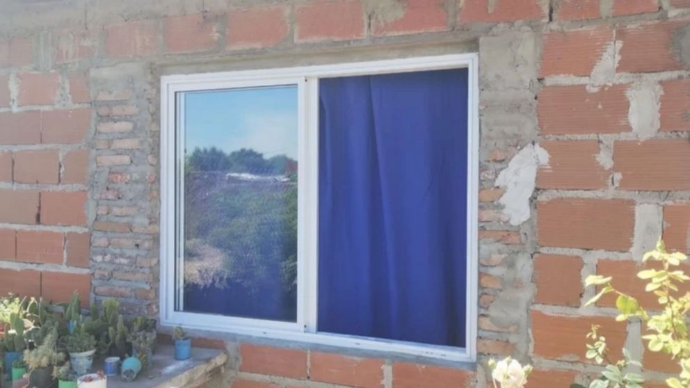 Los ladrones entraron por la ventana de la vivienda (Gentileza 0223).