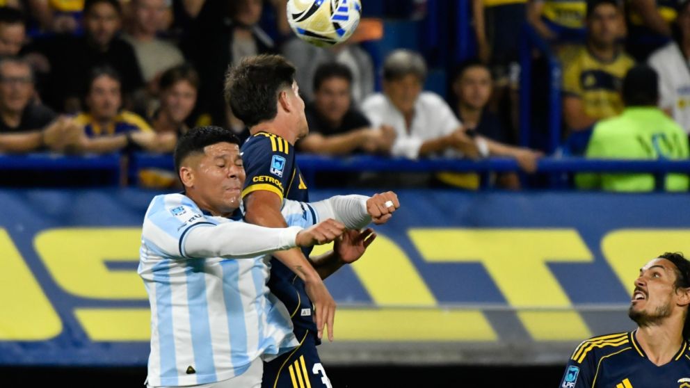 Tomás Belmonte y Marcos Rojo en un duelo aéreo durante el cruce entre Boca y Racing en La Bombonera.