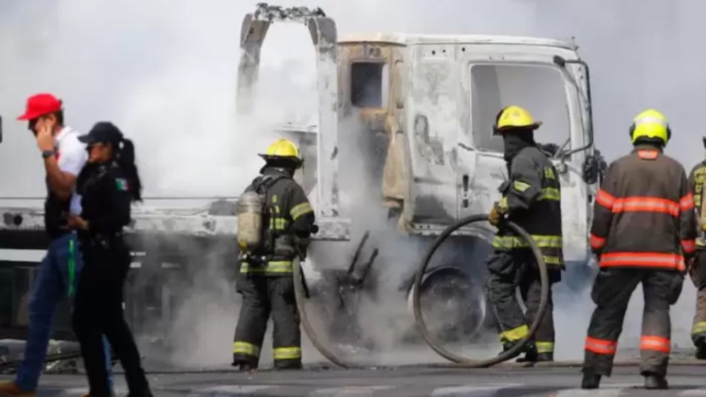 Decenas de vehículos incendiados en señal de protesta por la muerte de "El Mencho".