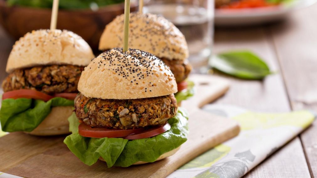 Las hamburguesas de lentejas es una opción casera y deliciosa para comer legumbres.