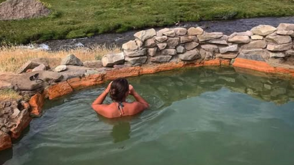Pozones de agua caliente en plena cordillera, rodeados de cerros y cielo infinito.
