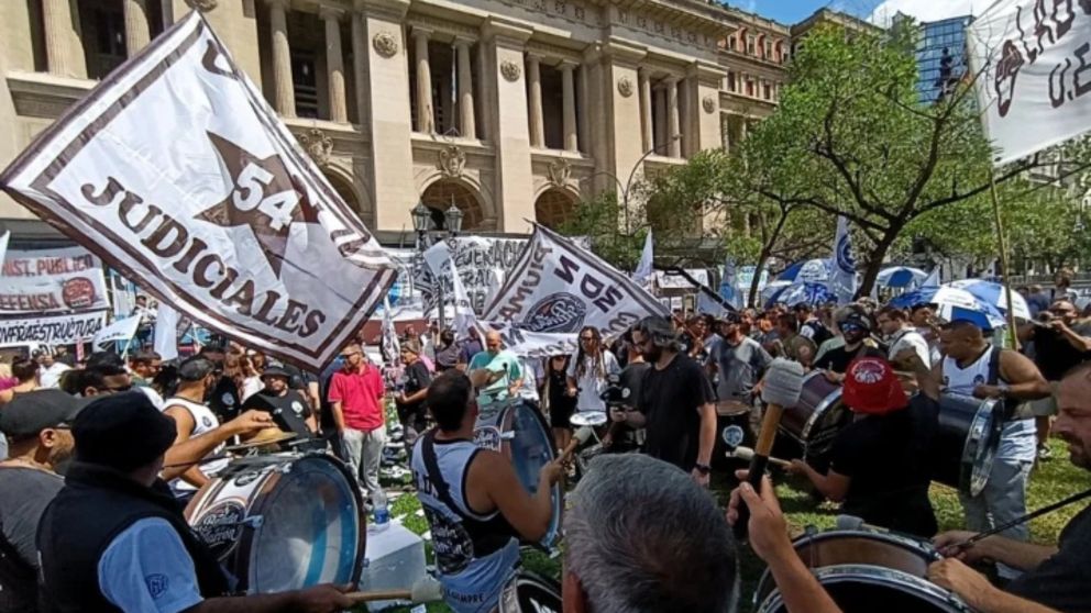 Paro y marcha al Palacio de Tribunales de trabajadores judiciales.