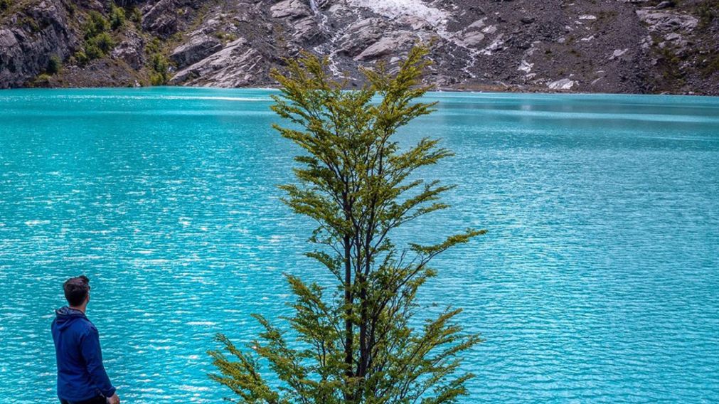 Aguas intensas, montañas y silencio: un paisaje que define la esencia patagónica.