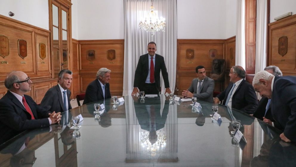 Manuel Adorni en la Casa Rosada con los representantes de las cámaras empresarias nucleadas en el Grupo de los 6.