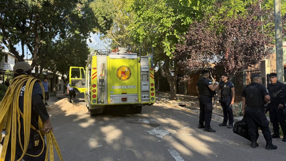 Se atrincheró en su casa y la prendió fuego con él adentro: lograron rescatarlos