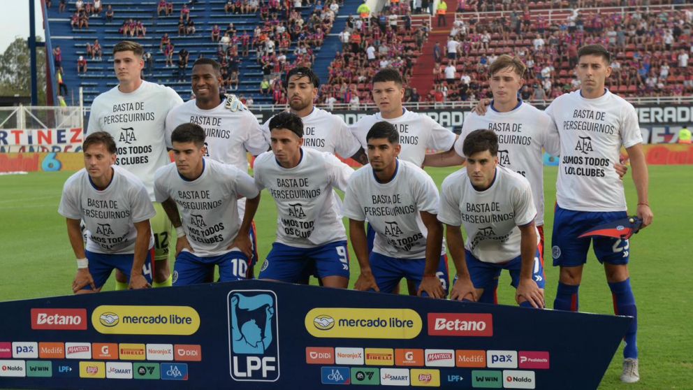 San Lorenzo posa para los fotógrafos y la remera con una inscripción en apoyo a la AFA resalta.