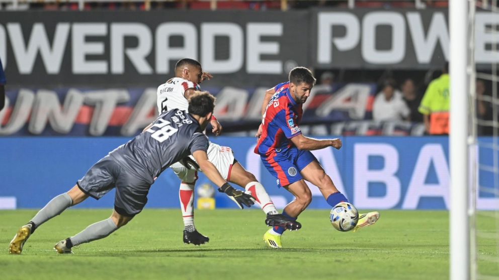 Luciano Vietto ya definió y anota el agónico gol de San Lorenzo que le dio el empate ante Instituto.
