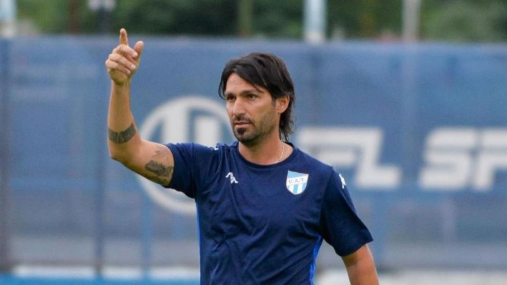 Hugo Colace fue despedido como entrenador de Atlético de Tucumán.