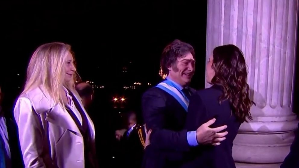 Saludo Javier Milei y Victoria Villarruel en la puerta del Congreso en septiembre del 2024.