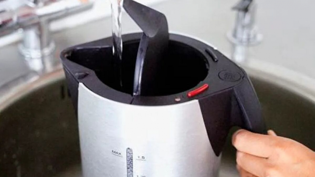 El truco más efectivo para quitar el sarro de la pava eléctrica.
