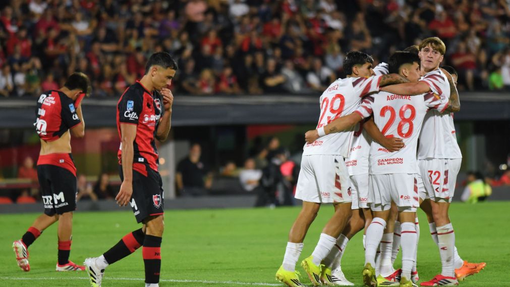 Newell's volvió a perder antes del clásico y Estudiantes quedó líder en el debut del Cacique Medina
