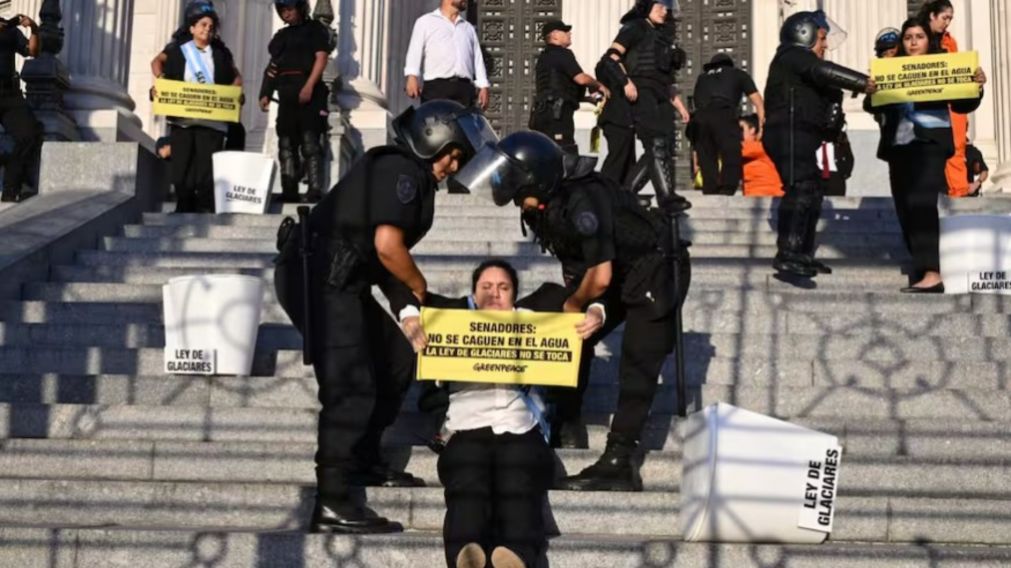 Al menos doce personas fueron detenidas en las afueras del Congreso Nacional (Greenpeace).