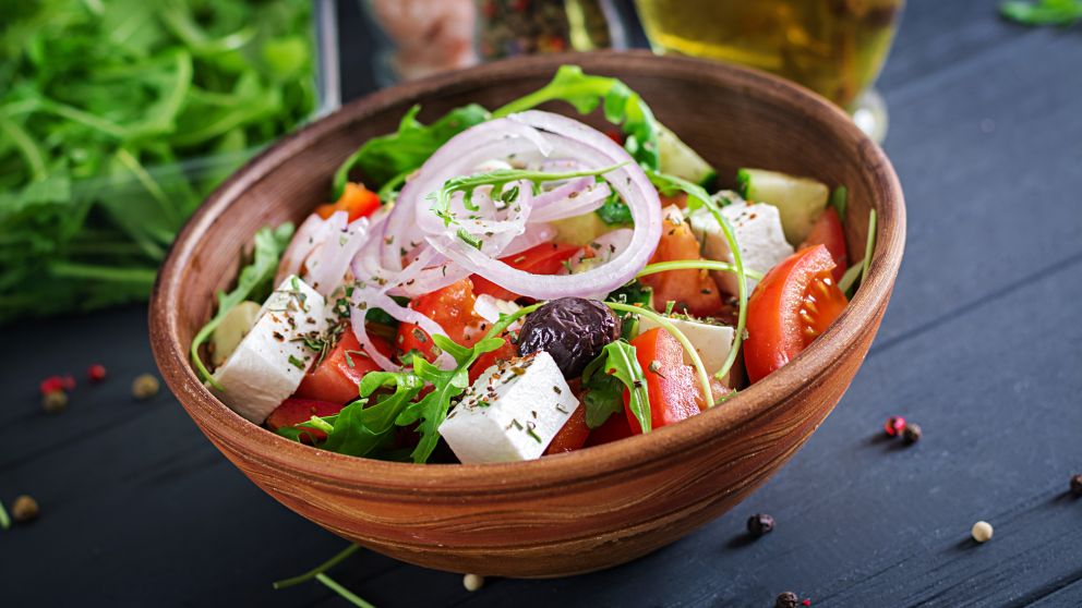 La ensalada griega es un plato fresco, simple y lleno de sabor mediterráneo para combatir el calor.
