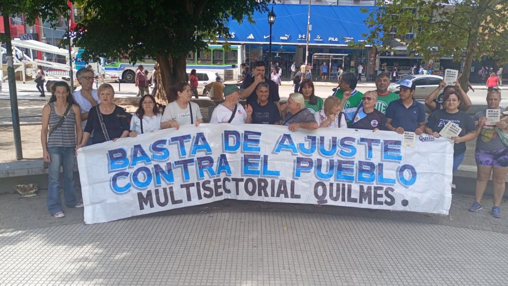 "El gobierno entrega todo y la gente no llega a fin de mes"