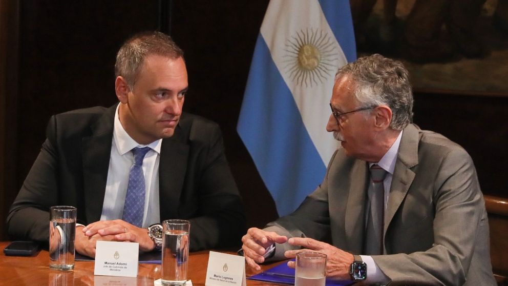 Manuel Adorni y Mario Lugones en el Ministerio de Salud.