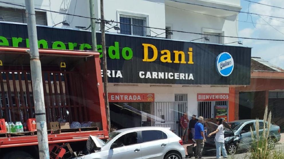 Accidente impactante: chocó contra un camión de gaseosas y terminó herido