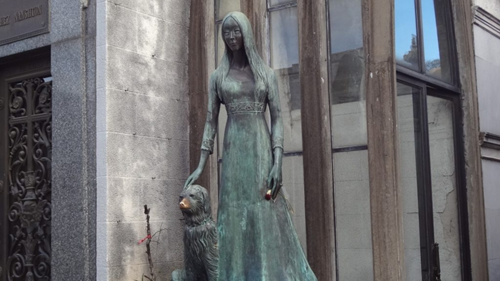 La escultura que representa a Liliana Crociati y a su perro, es un símbolo del Cementerio de Recoleta.