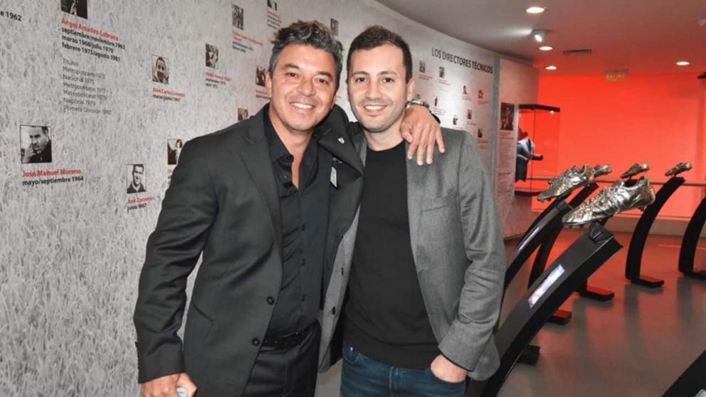 El Muñeco Gallardo y Di Carlo, una relación inquebrantable entre el DT más ganador de la historia riverplatense y el titular de la institución.