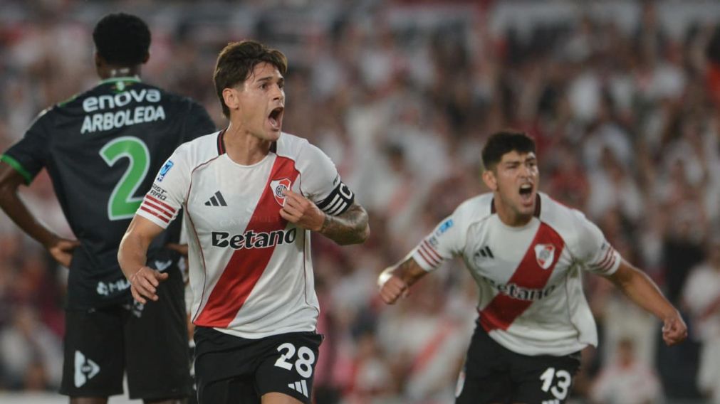 El Chino Martínez Quarta se señala el escudo luego de marcar el primer gol del partido. Luego llegó el abrazo con Marcelo Gallardo.