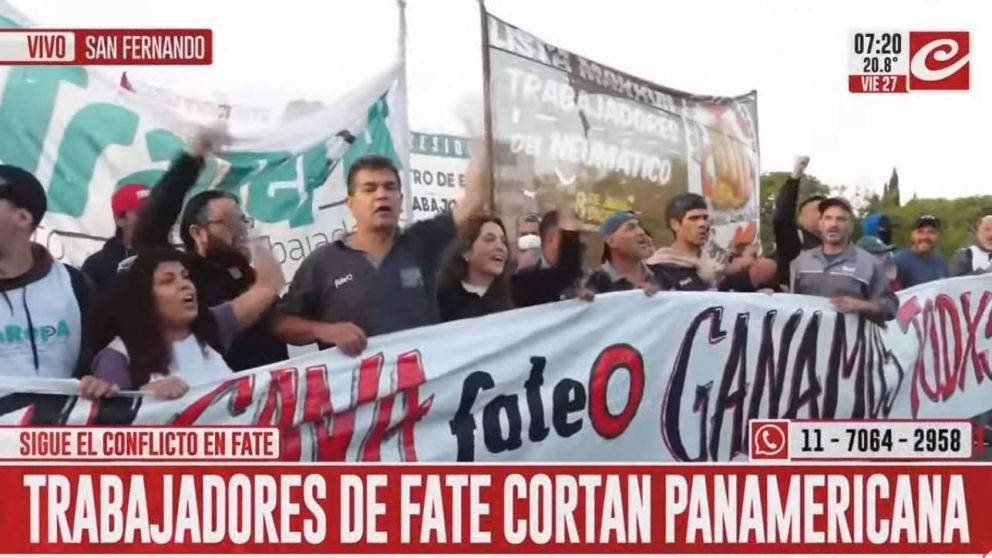 Trabajadores de FATE realizan una protesta sobre la autopista Panamericana.